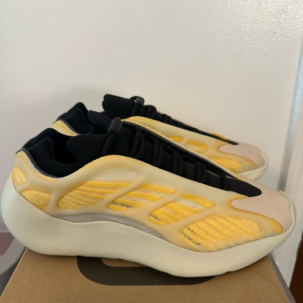 Yeezy 700 size 9